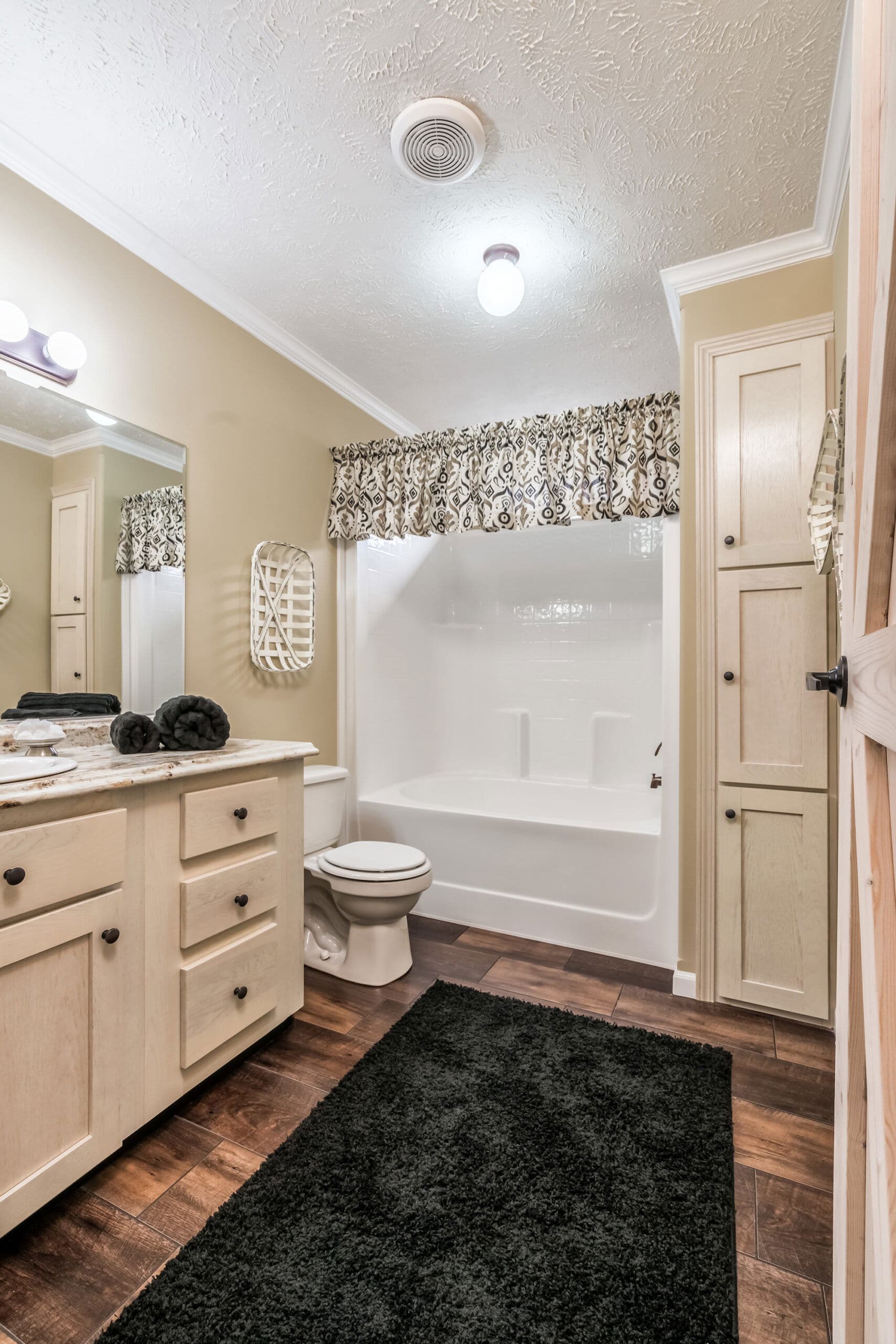 Kb-3242 bathroom home features