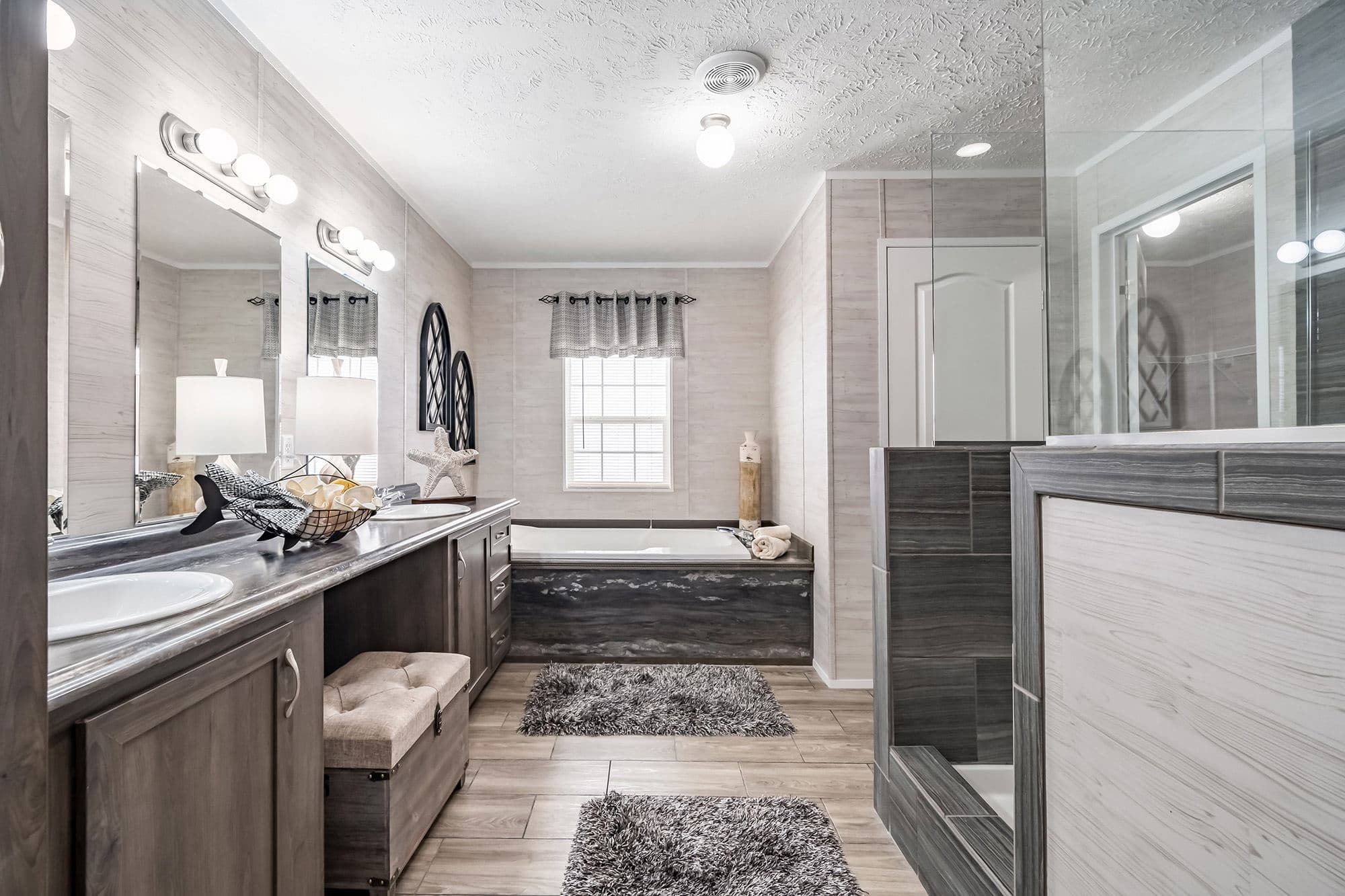 Md-41-32 bathroom home features