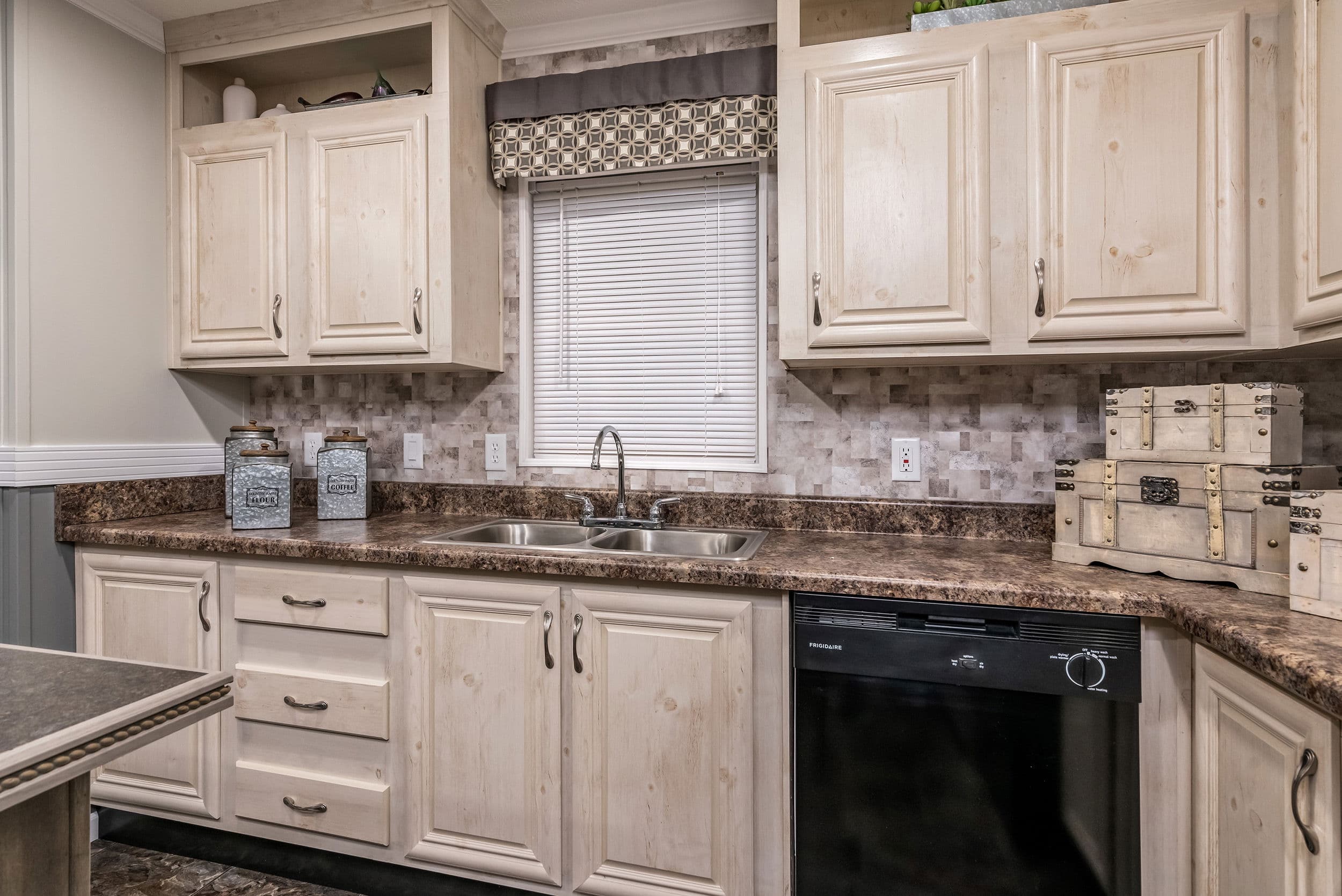 Md-38-32 kitchen home features