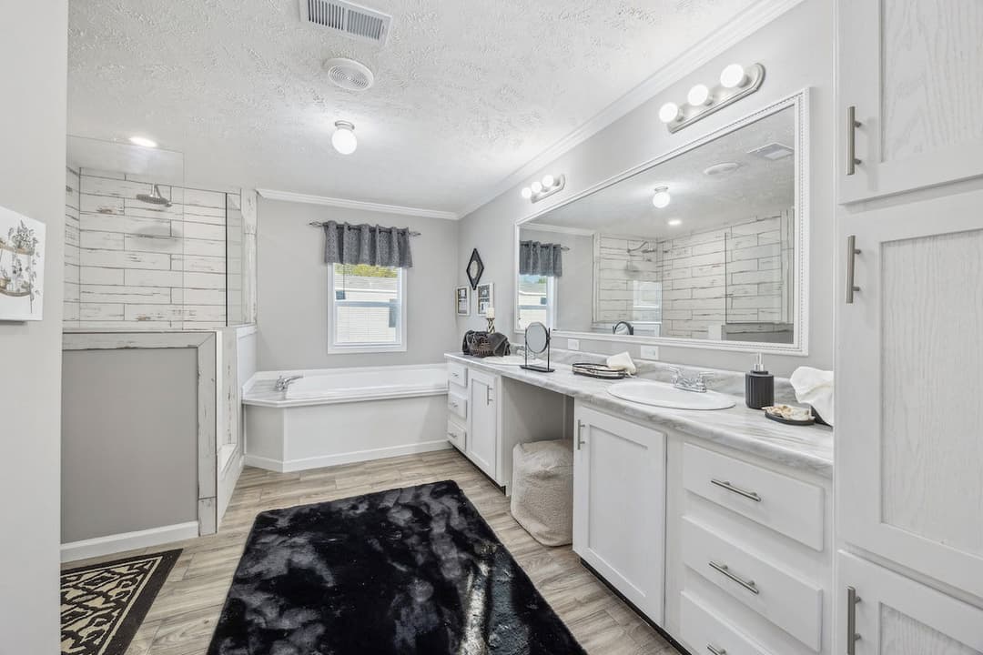 Md-43-32 stagecoach bathroom home features