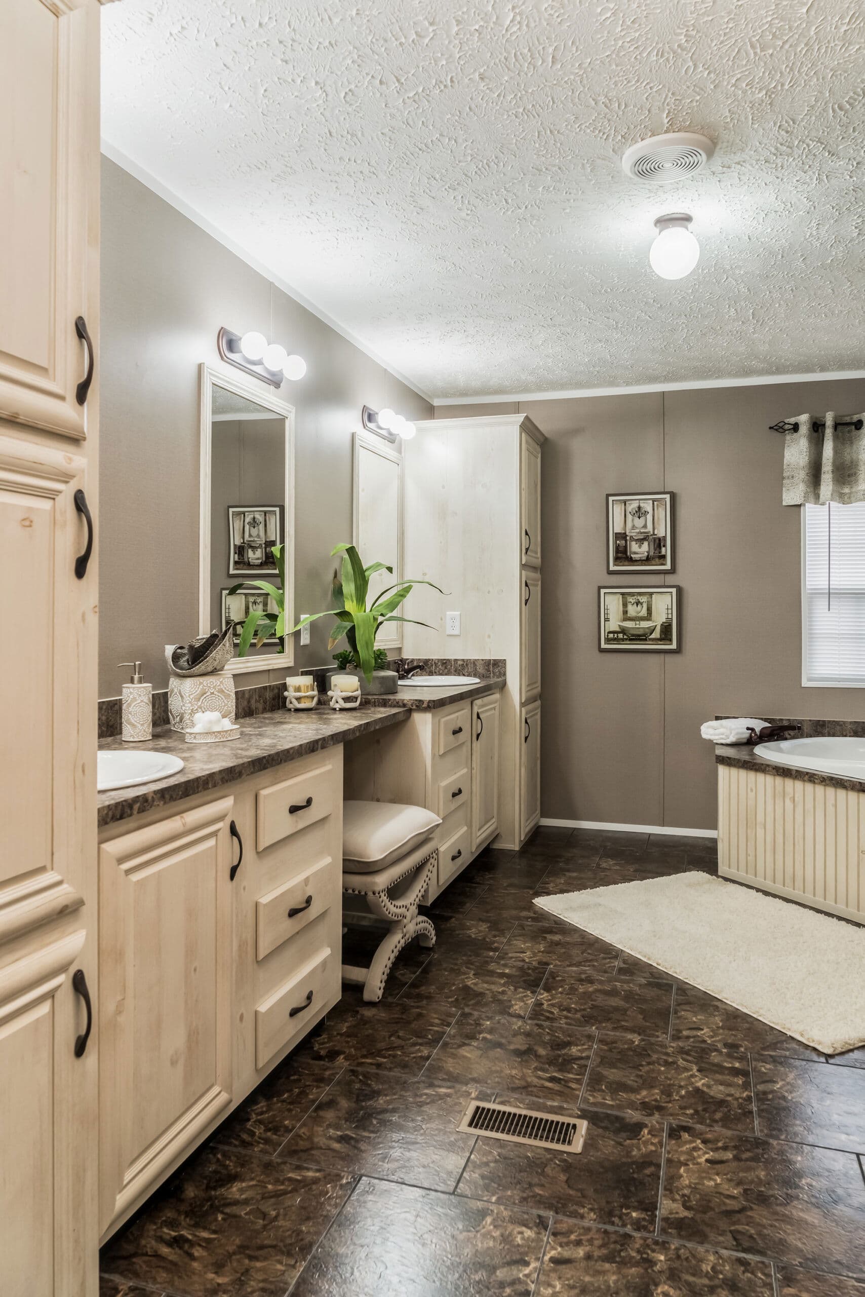 Md-32-32 bathroom home features