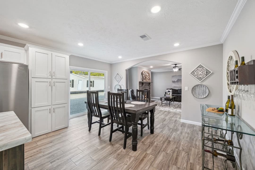 Md-43-32 stagecoach interior home features