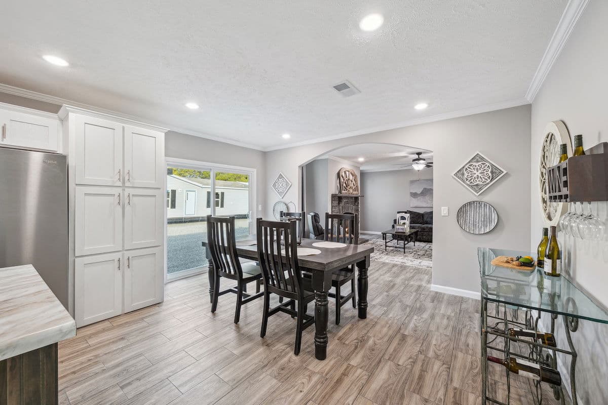 Md-43-32 stagecoach interior home features