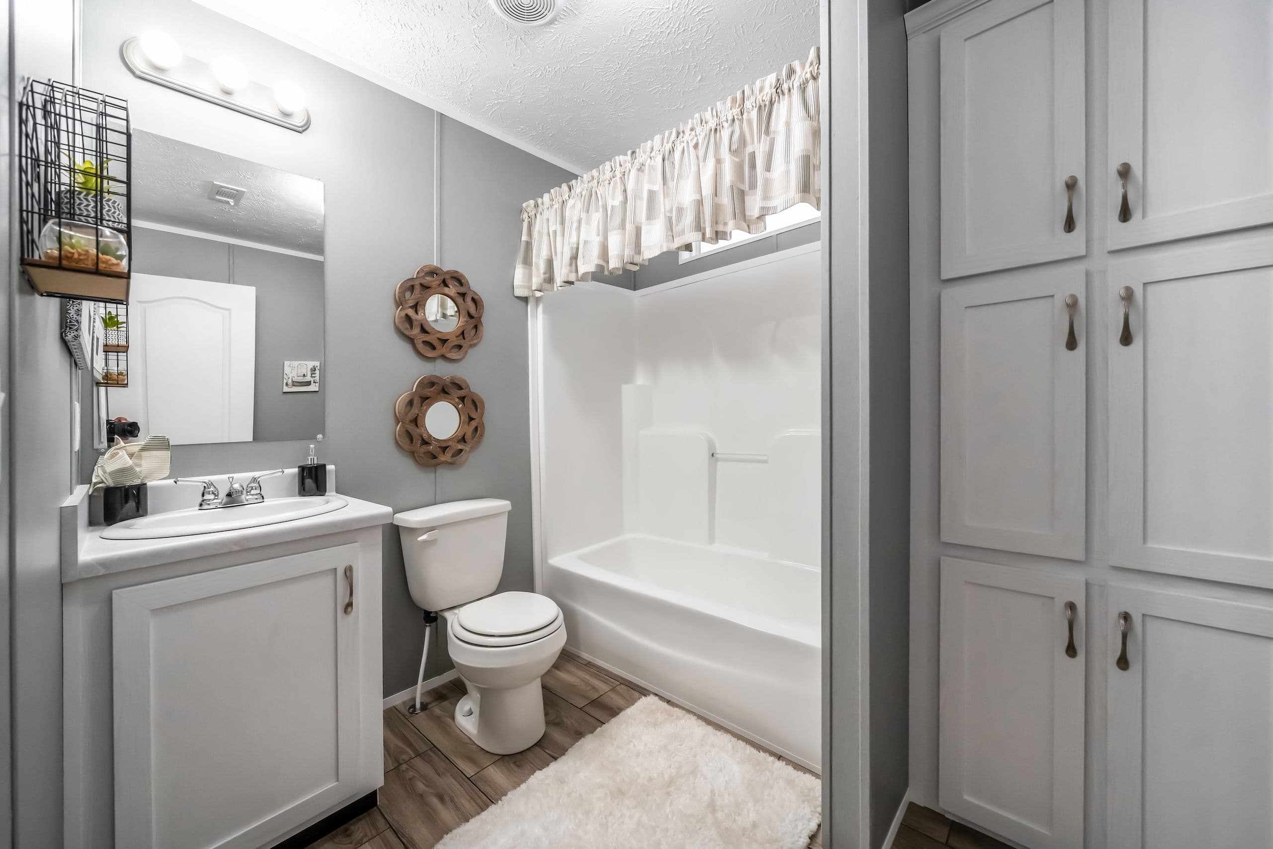 Md-50 bathroom home features