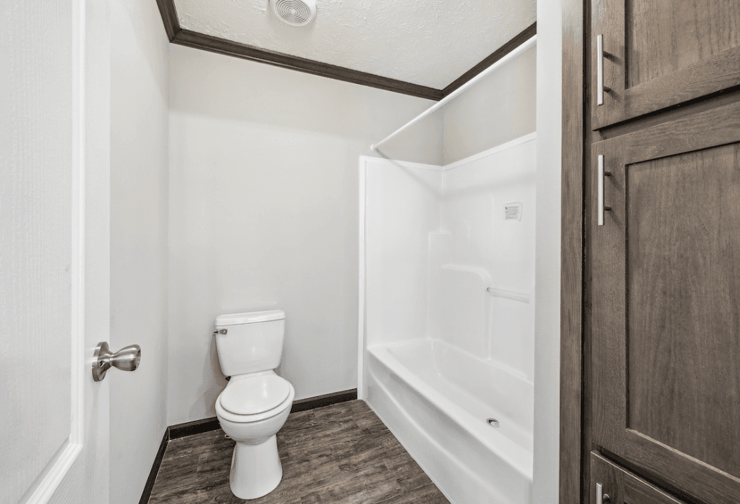 Md-32-76 big red bathroom home features