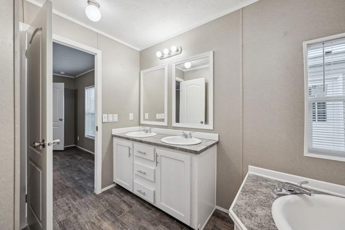 Md-102 bathroom home features