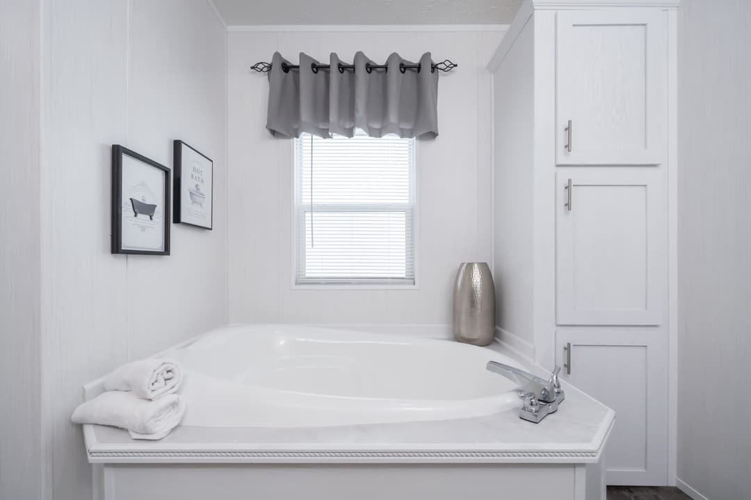 Md-53-32 bathroom home features