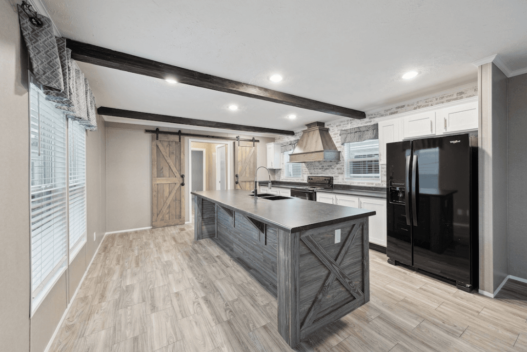 Md-116 lakeside kitchen home features