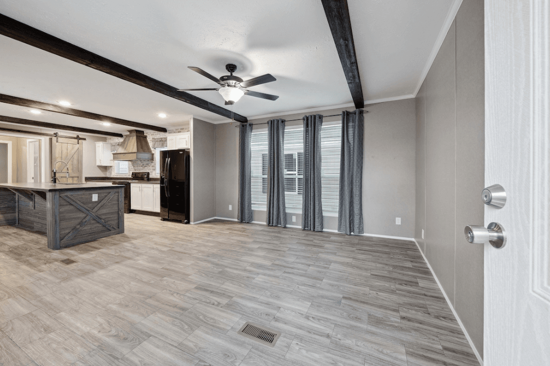 Md-116 lakeside interior home features