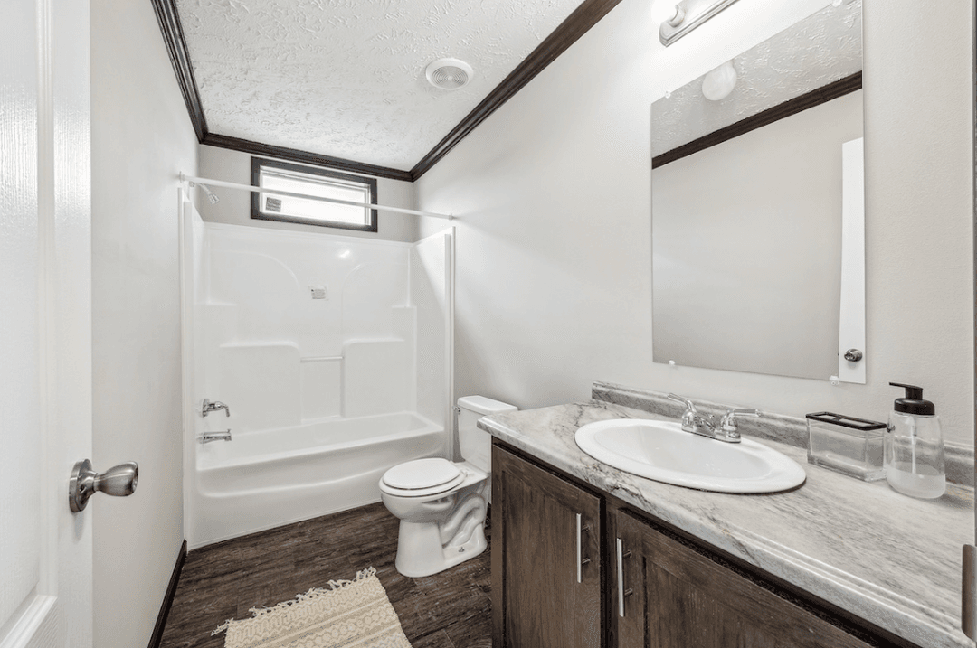 Md-32-76 big red bathroom home features