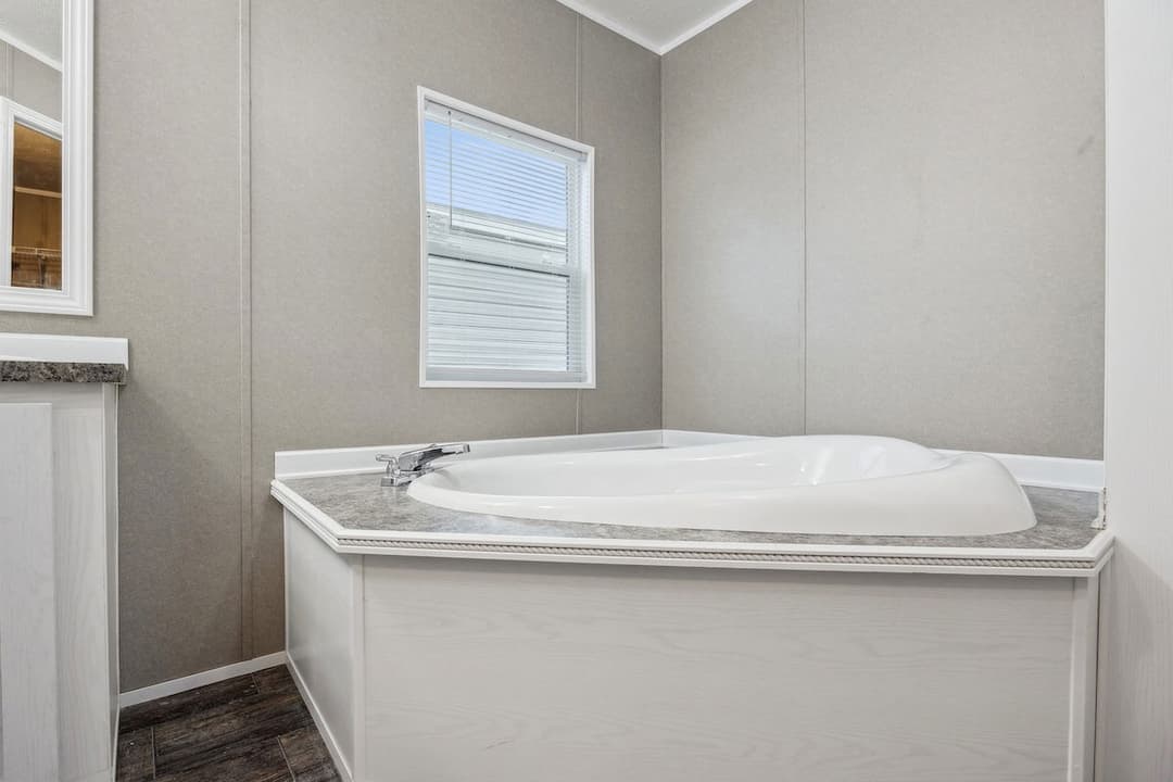 Md-102 bathroom home features