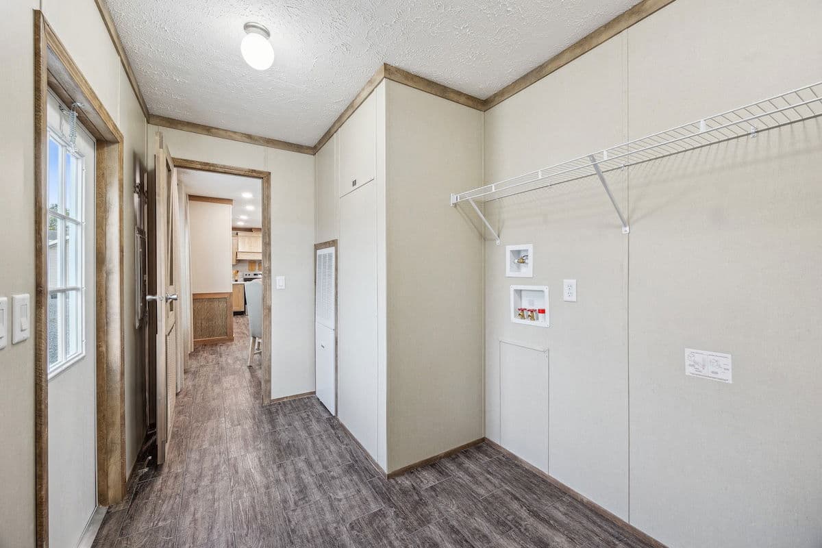 Md-26 rawhide interior home features