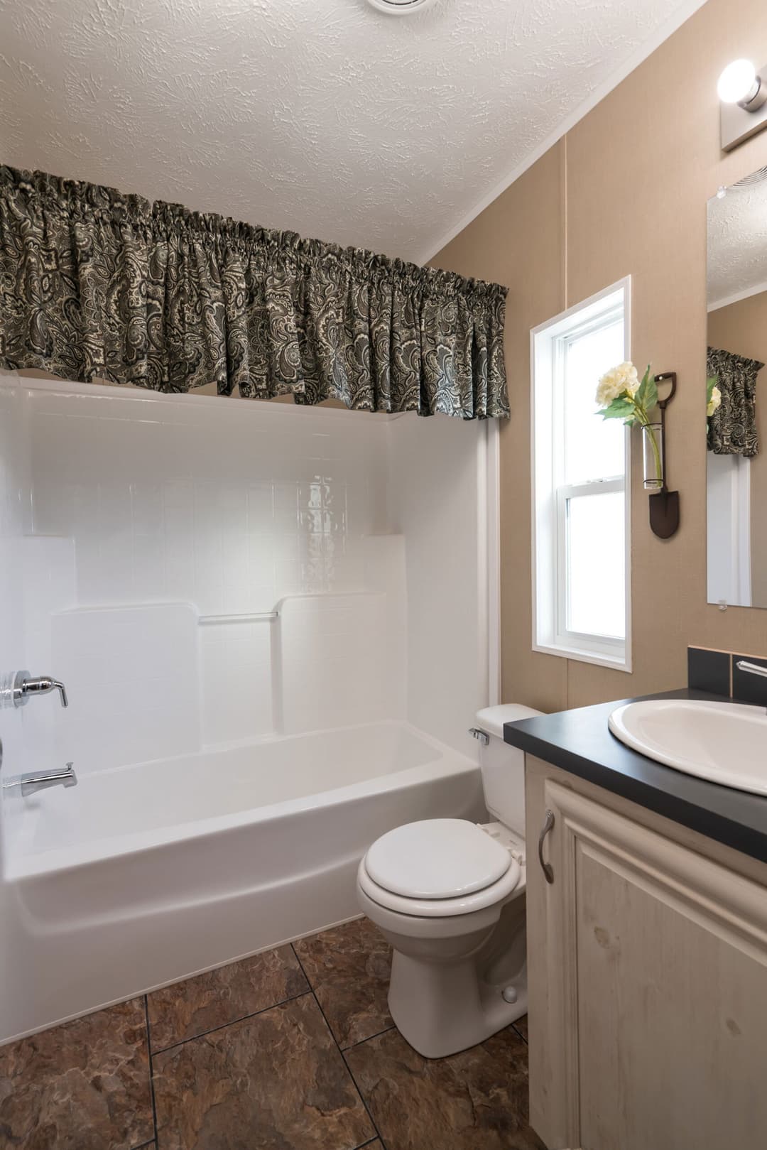 Md-109 bathroom home features