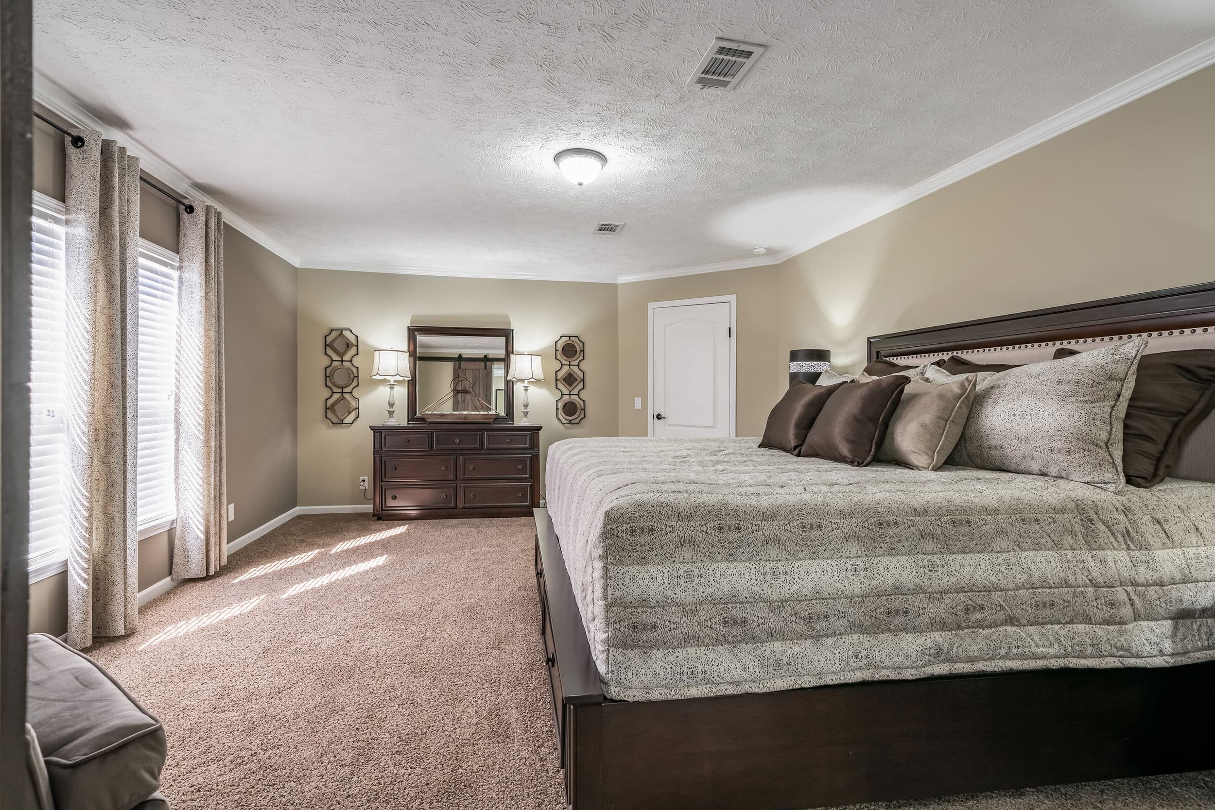 Kb-3244 bedroom home features