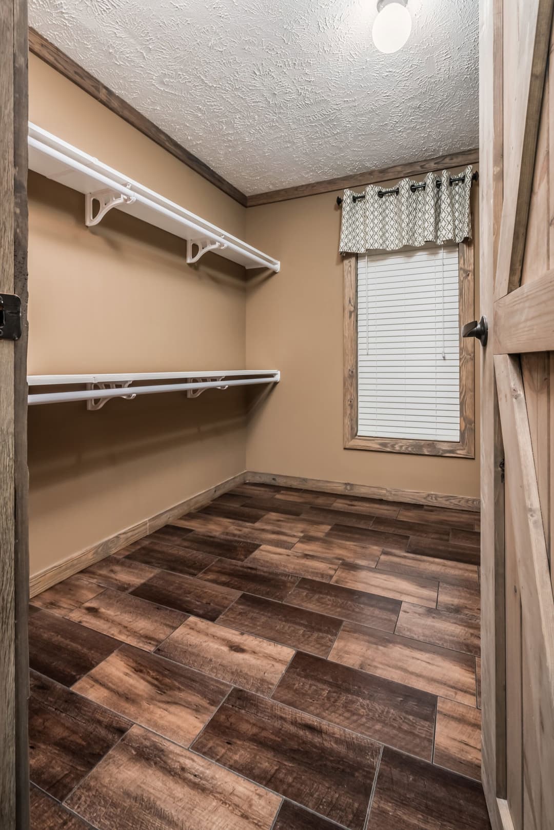 Kb-3243 interior home features