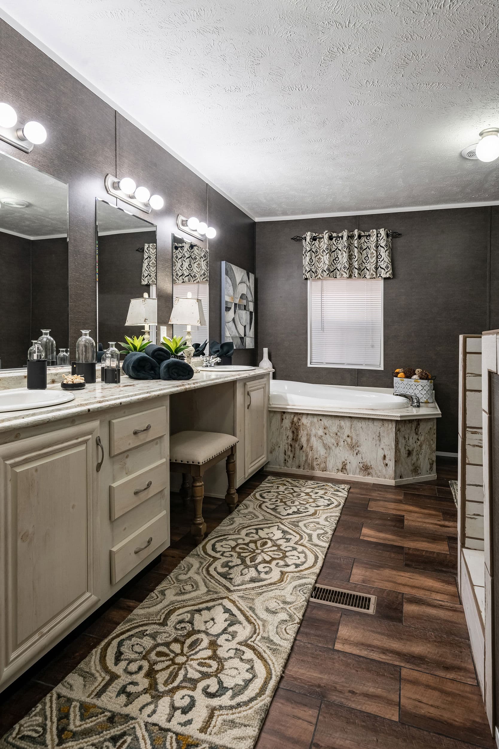 Md-39-32 bathroom home features