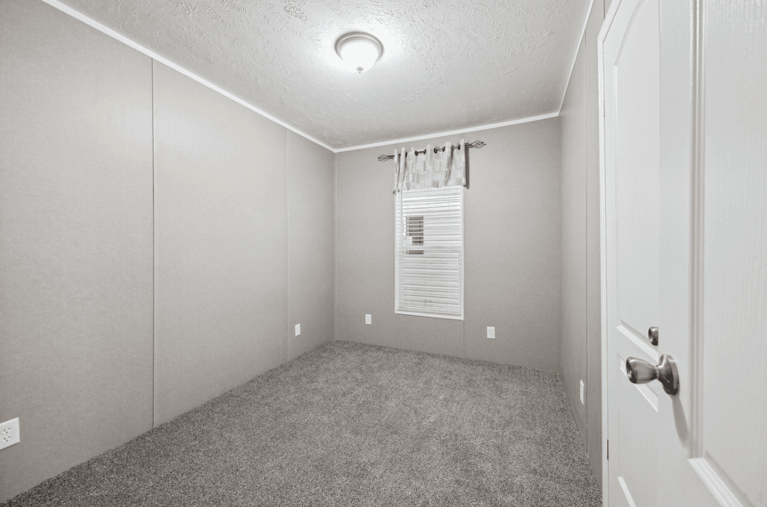 Md-116 lakeside bedroom home features