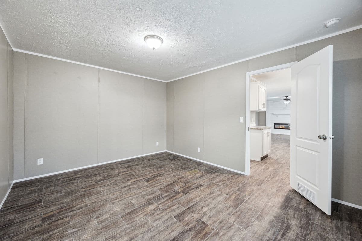 Md-102 bedroom home features